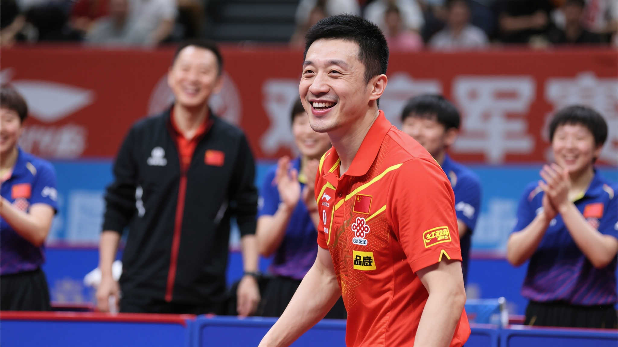 王励勤现场助阵,笑容满面与coco畅谈,王皓状态佳秦志戬神情忧虑 王励勤现场助阵,笑容满面与coco畅谈,王皓状态佳秦志戬神情忧虑